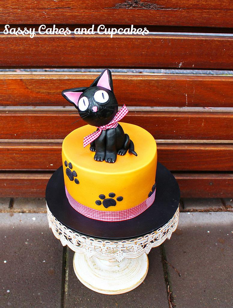 Black Cat Cake for a Festive Halloween - XO, Katie Rosario
