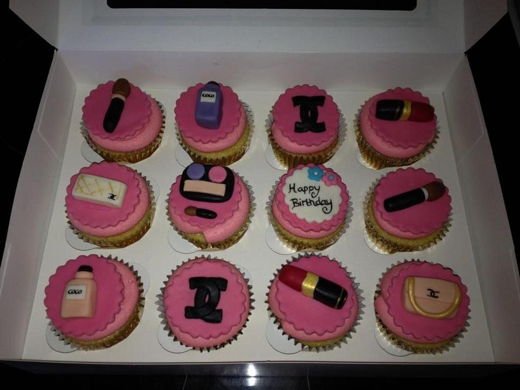 Baking with Roxana's Cakes: Cake and Cupcakes Chanel themed