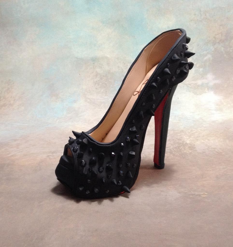 Fondant/gumpaste high heel shoe Cake by Iris Rezoagli