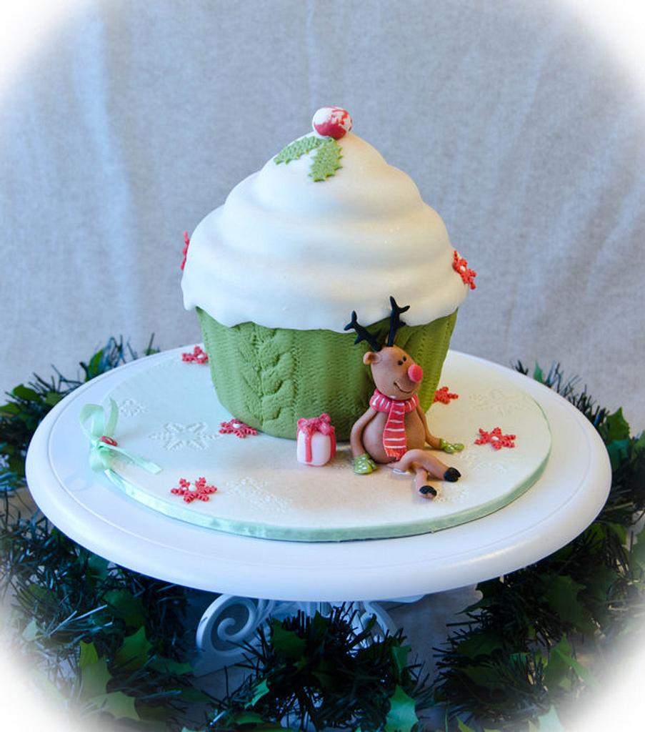 Christmas giant cupcake - Cake by Maria Schick - CakesDecor