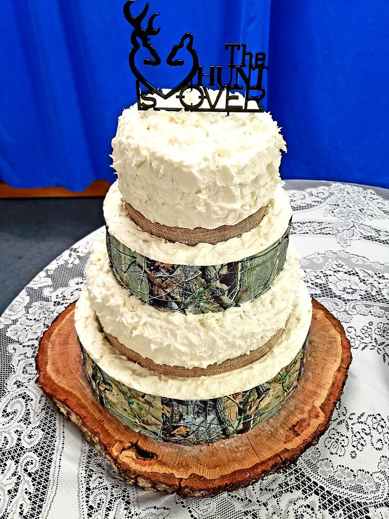 Camo themed wedding cakes