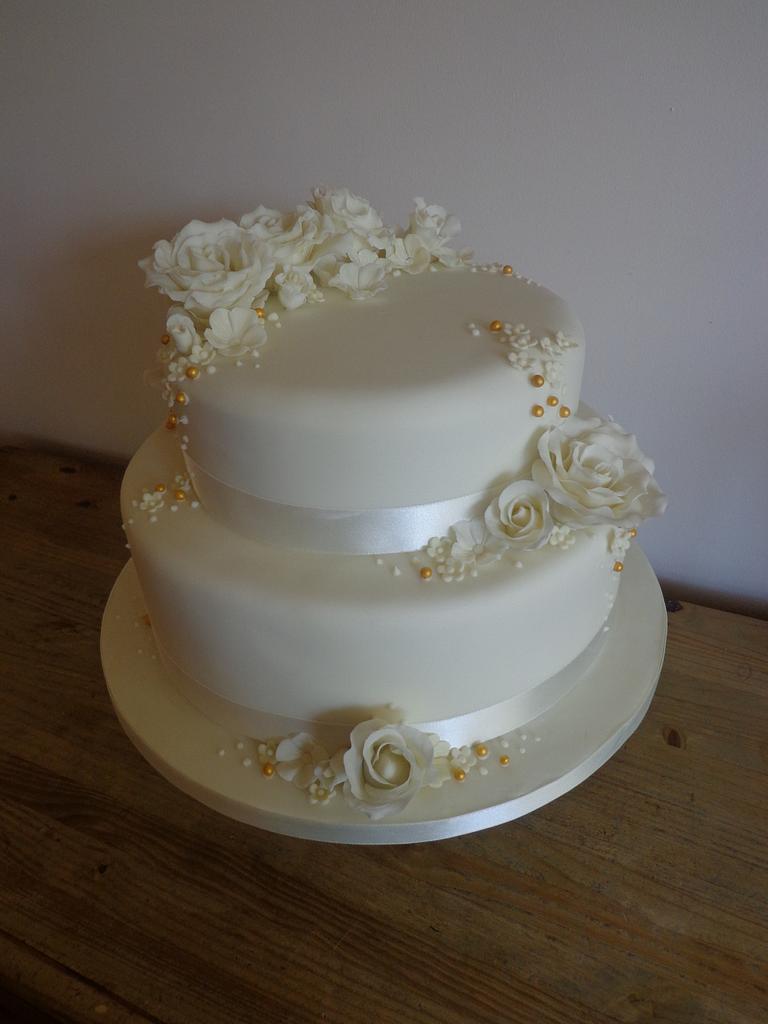 Ivory wedding cake - Cake by Zoe White - CakesDecor