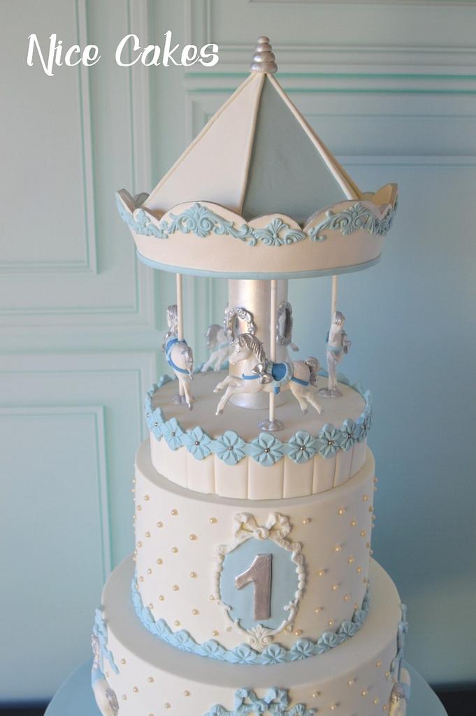 Blue and white carousel cake - Cake by Paula Rebelo - CakesDecor