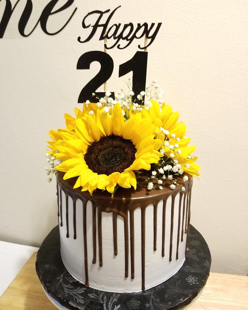 Sunflower cake 🌻 : r/Baking
