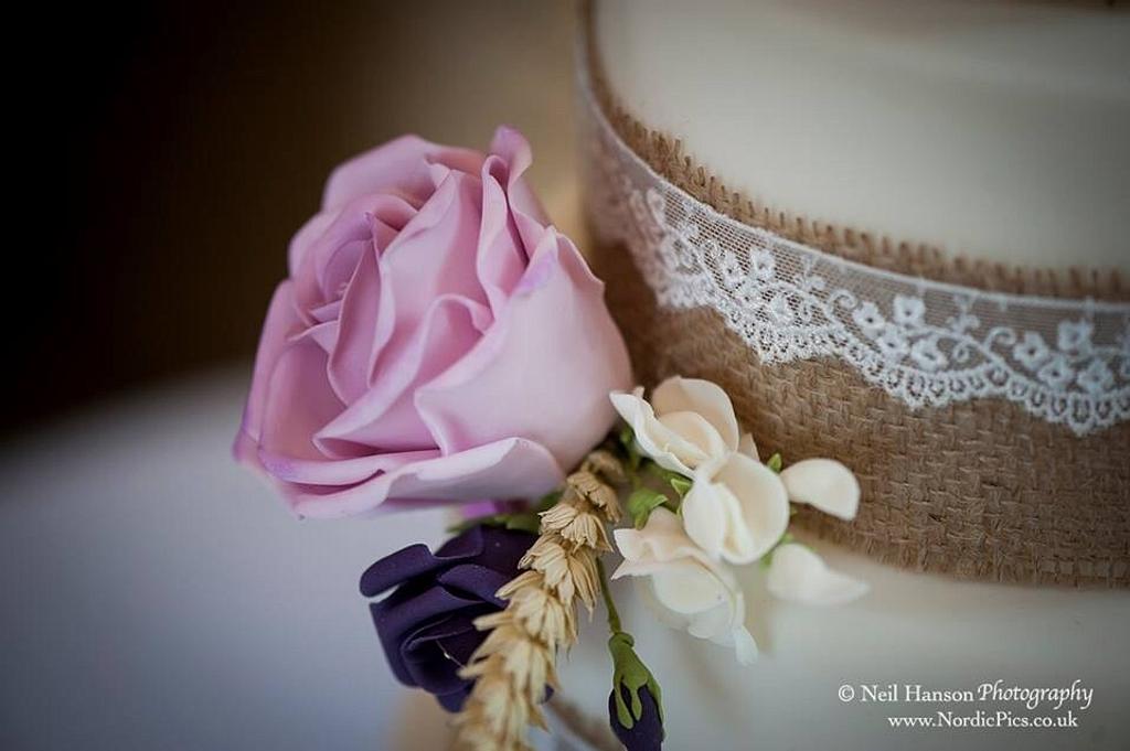 Hessian Lace And Rose Wedding Cake And Accompanying Cakesdecor 7675