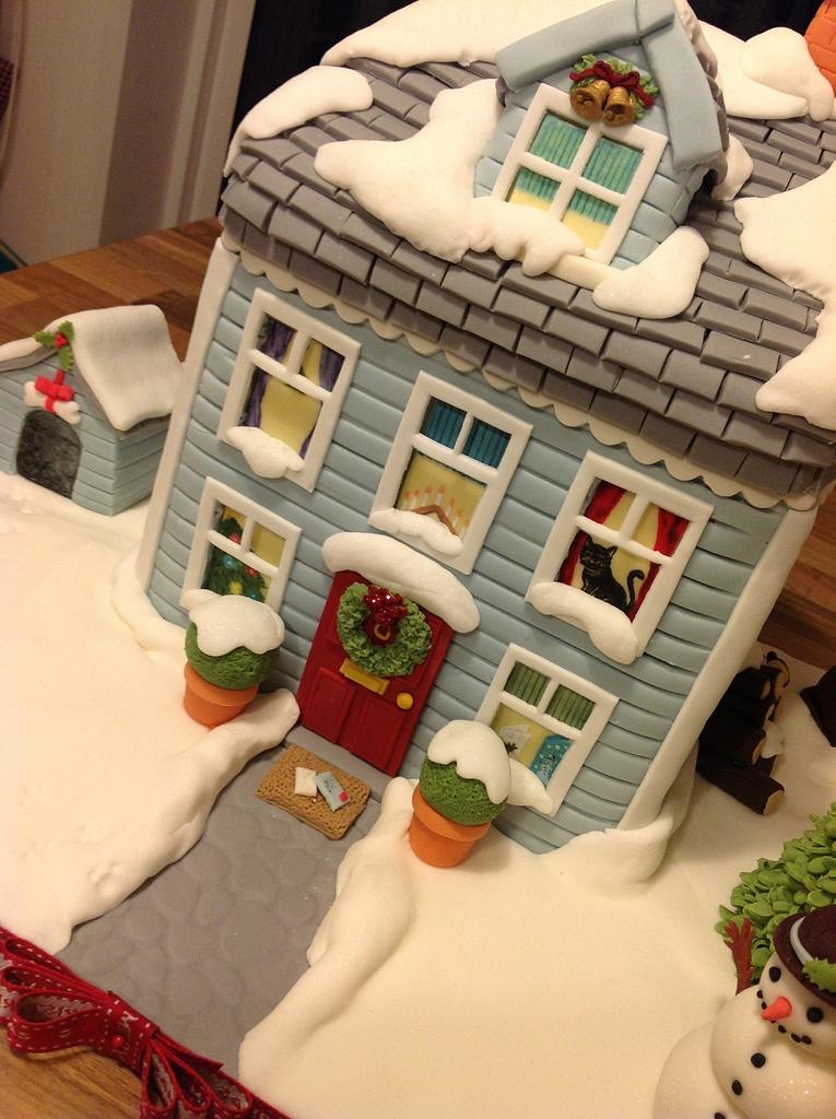 Christmas house cake - Cake by The Rosebud Cake Company - CakesDecor