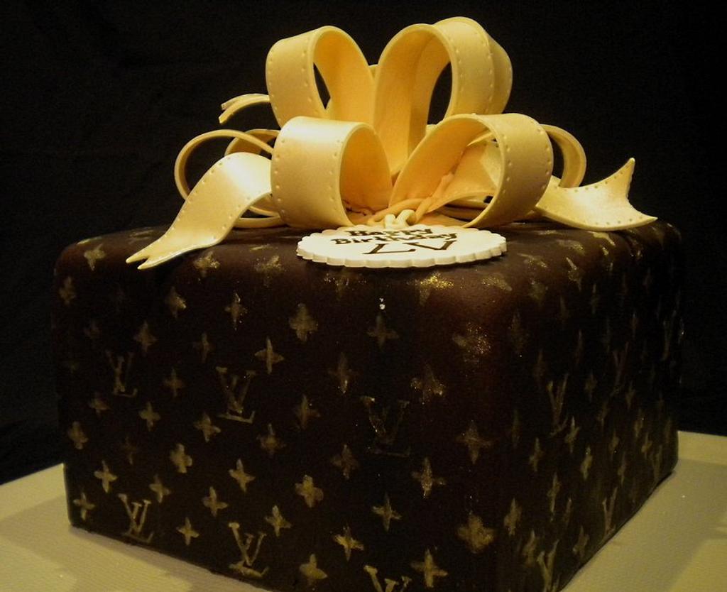 Louis vuitton gift box cake tutorial #louisvuitton