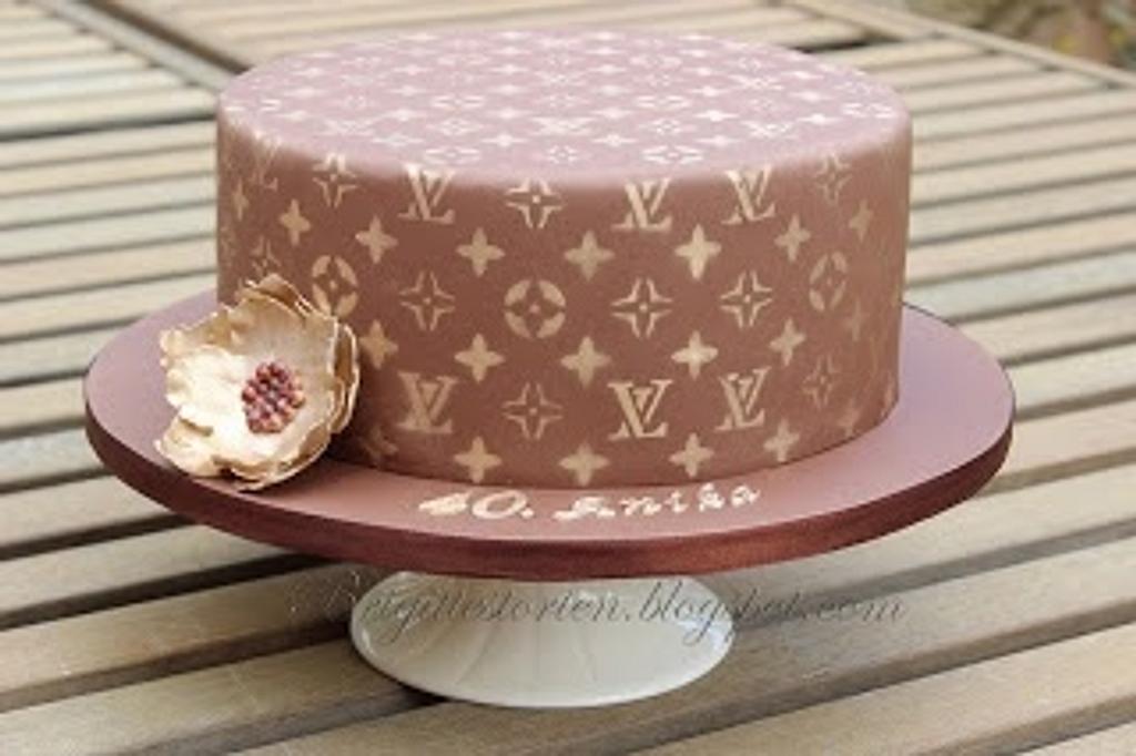 Louis Vuitton cake! #cake #cakedecorating #louisvuitton #bakery #cakedesign  