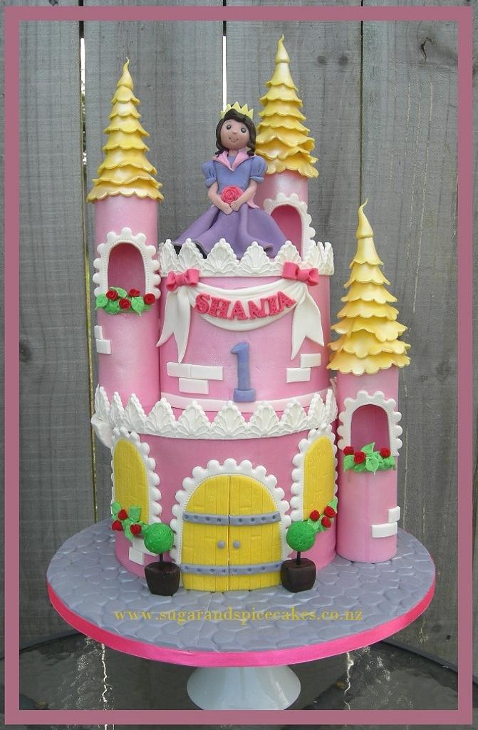 Castle cake - Cake by Mel_SugarandSpiceCakes - CakesDecor