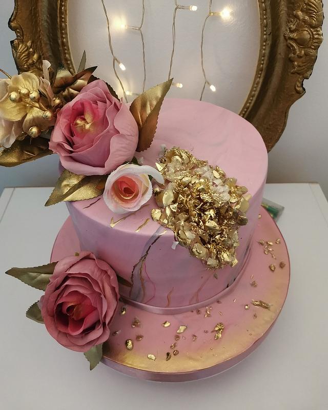 Deep Pink gold cake - Decorated Cake by AzraTorte - CakesDecor