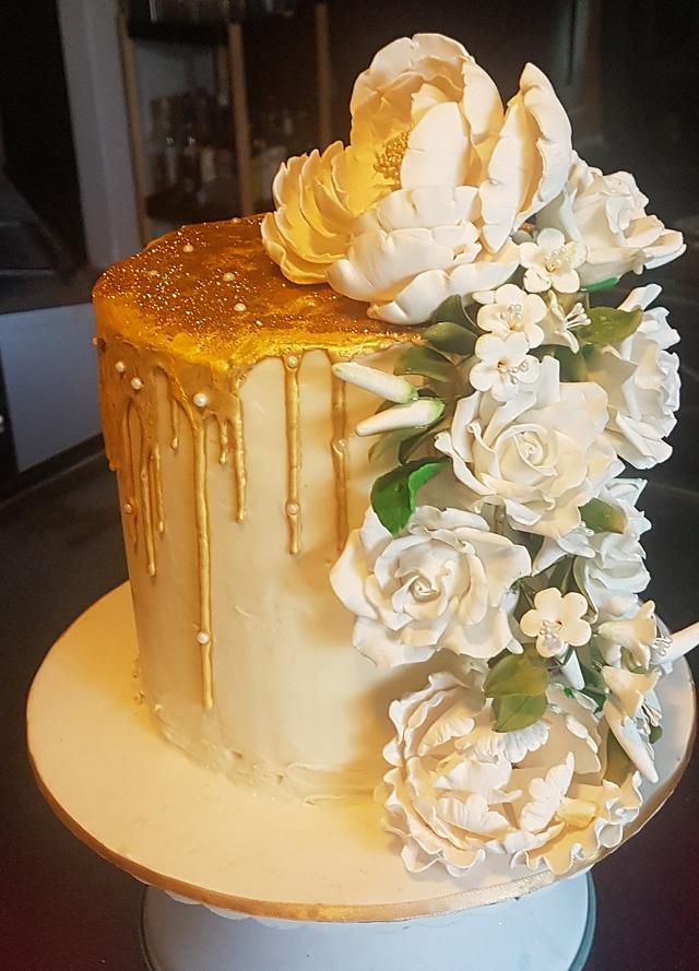 White and gold theme - Decorated Cake by Vicky - CakesDecor