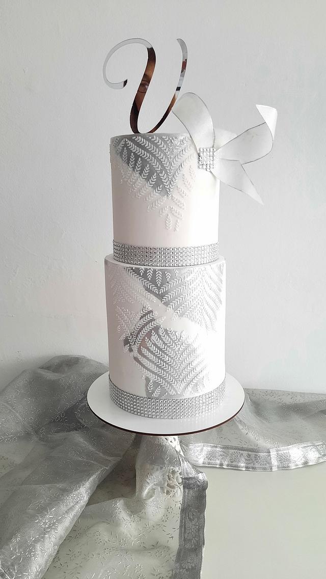 Glam cake! Decorated Cake by Silvia Caballero CakesDecor