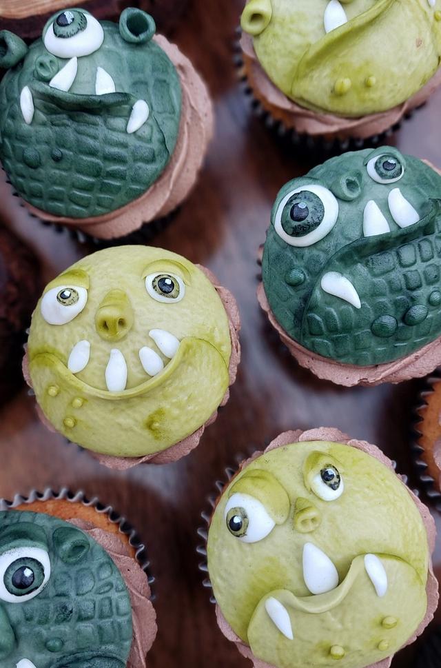 Bogey monster cupcakes - Decorated Cake by Lynette Brandl - CakesDecor