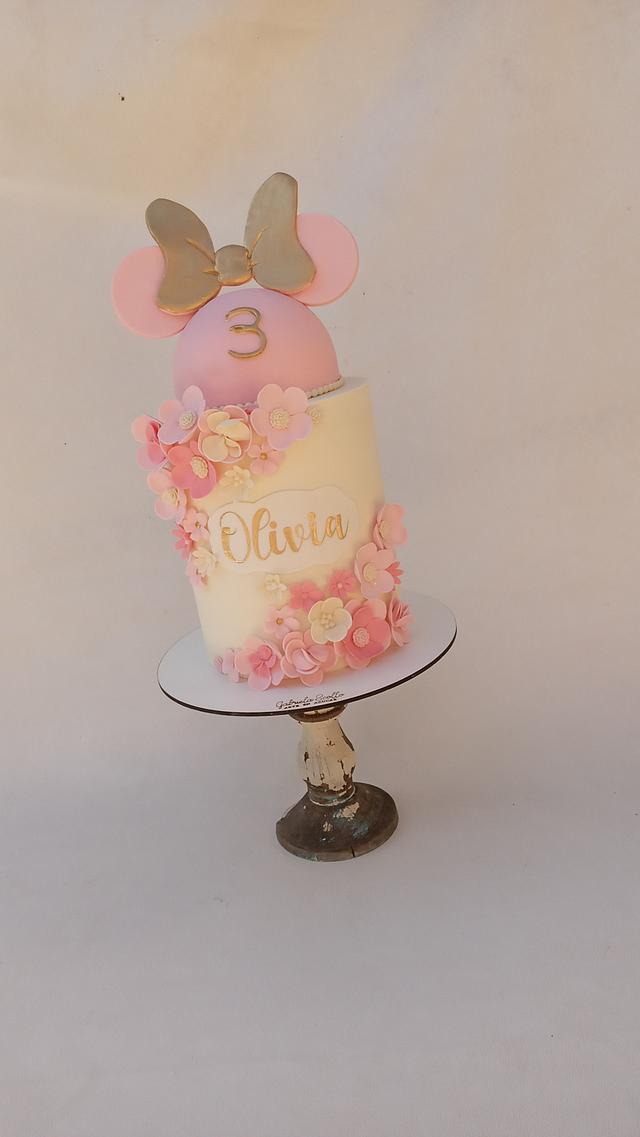 Minnie Rosa - Decorated Cake by Gabriela Scollo - CakesDecor