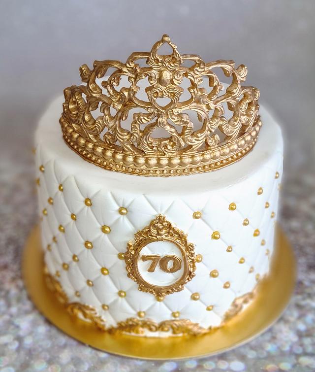 Quilted cake with a gold crown - Decorated Cake by Crazy - CakesDecor