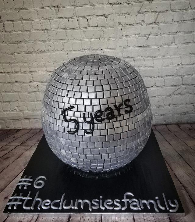 Disco Ball - Decorated Cake By Nef_cake_deco - CakesDecor