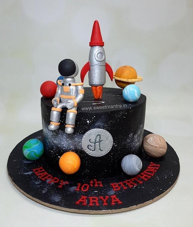 Space theme Astronaut cake - Decorated Cake by Sweet - CakesDecor