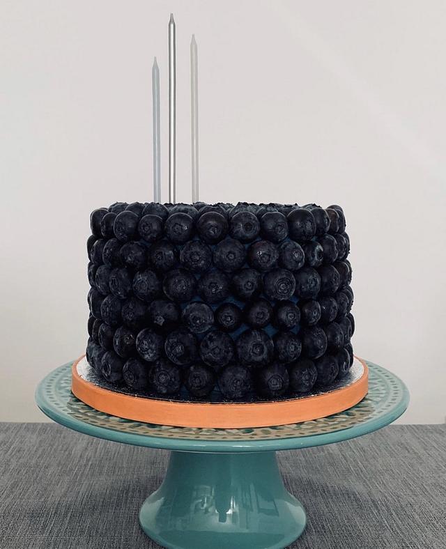 blueberry-birthday-cake-decorated-cake-by-sugar-by-cakesdecor