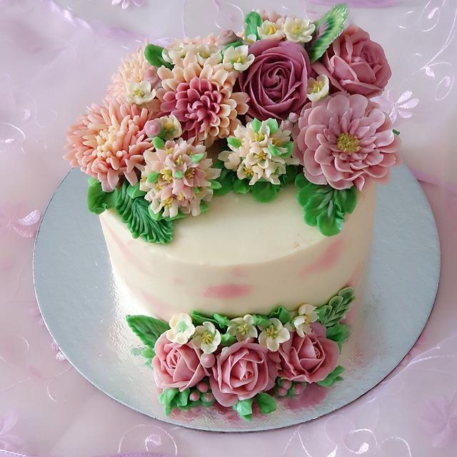 Buttecream flowers - Decorated Cake by ERENHURIYE - CakesDecor