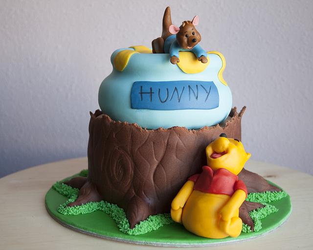 Happy Pooh - cake by Ana Miranda - CakesDecor