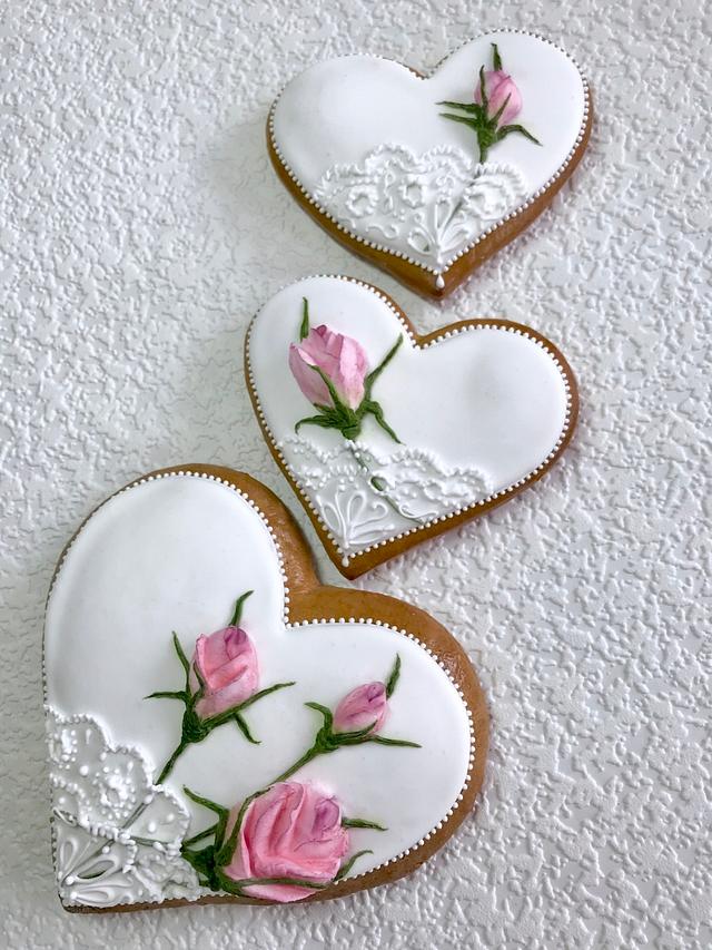 Gingerbread heart with roses - Decorated Cookie by Andrea - CakesDecor