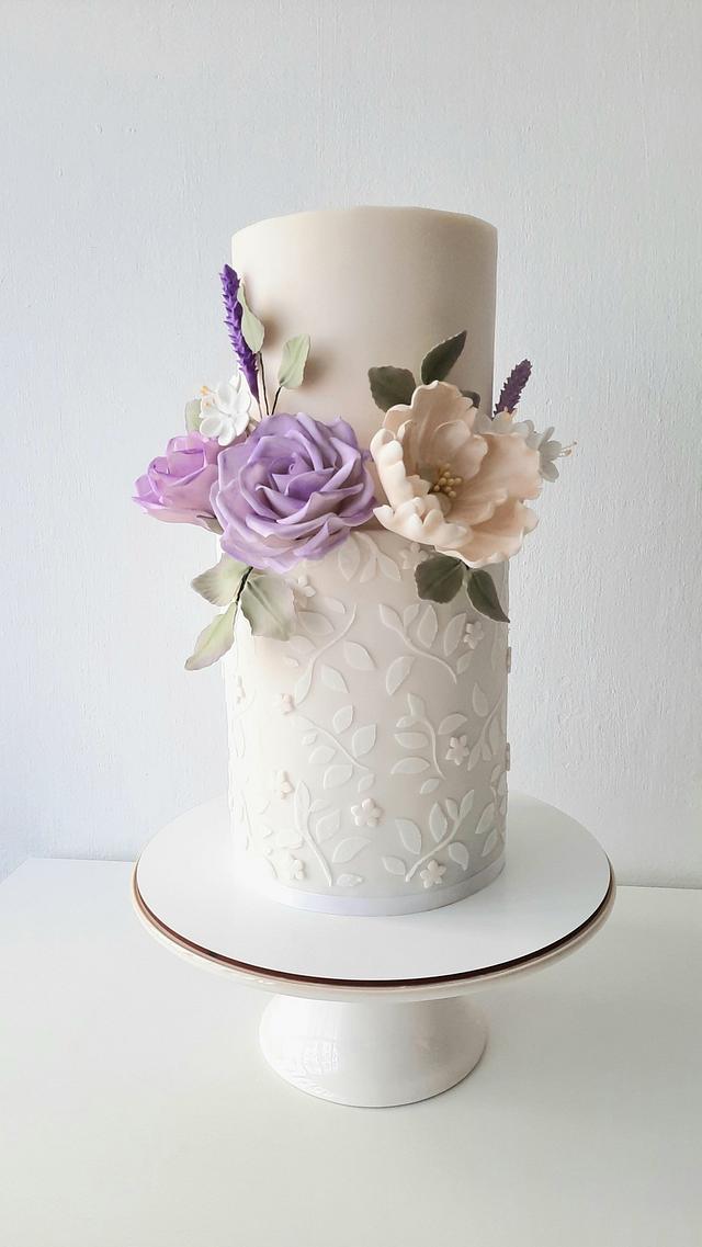 Elegant floral cake - Decorated Cake by Silvia Caballero - CakesDecor