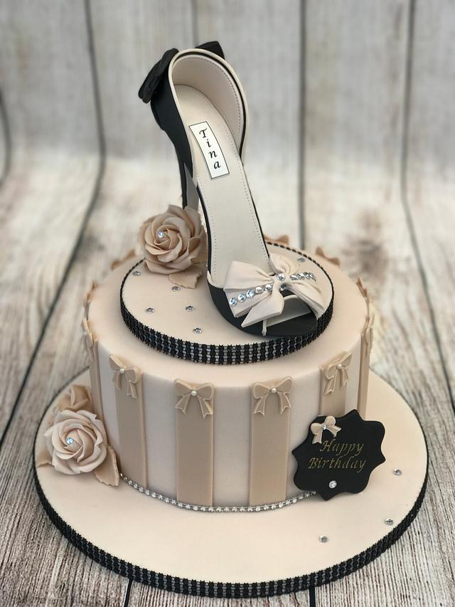Sugar Shoe Cake - Decorated Cake by Lorraine Yarnold - CakesDecor