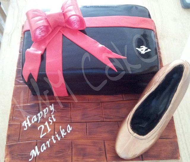 Shoe Box Cake And Chocolate Shoe Decorated Cake By Kandm Cakesdecor 