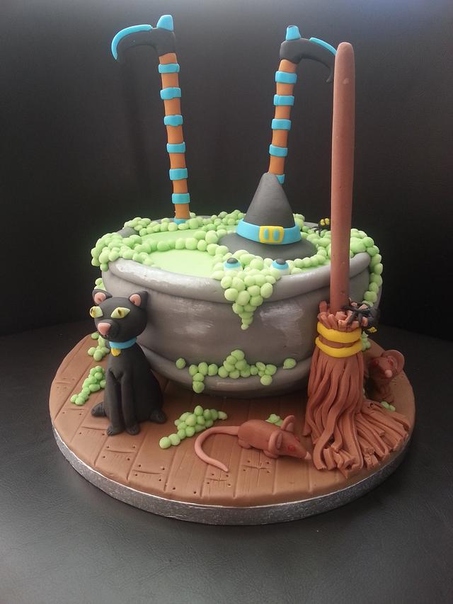 Cauldron Cake - Decorated Cake by Lyn - CakesDecor