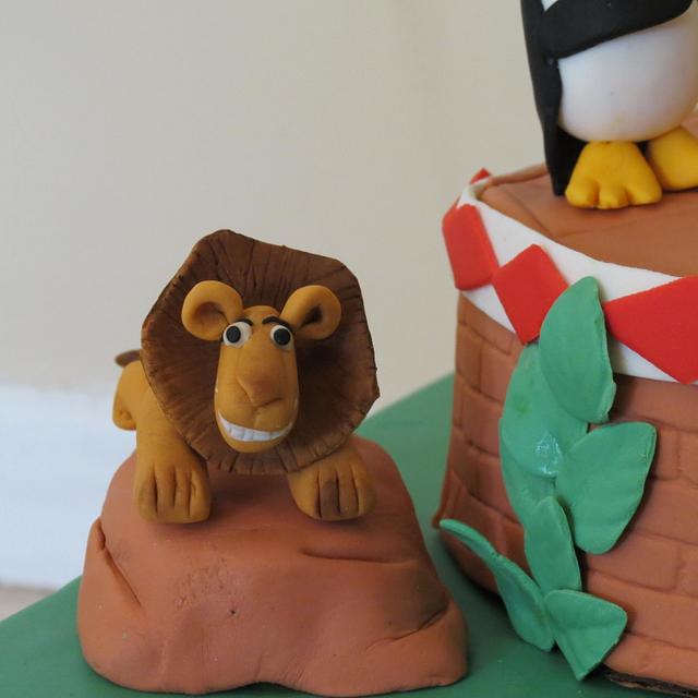 The Penguins Of Madagascar Cake By Maty Sweet S Designs Cakesdecor