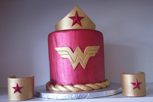 Wonder Woman - Decorated Cake by Jenn Szebeledy ( - CakesDecor