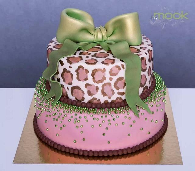 Leopard bow cake - Decorated Cake by Annah - CakesDecor