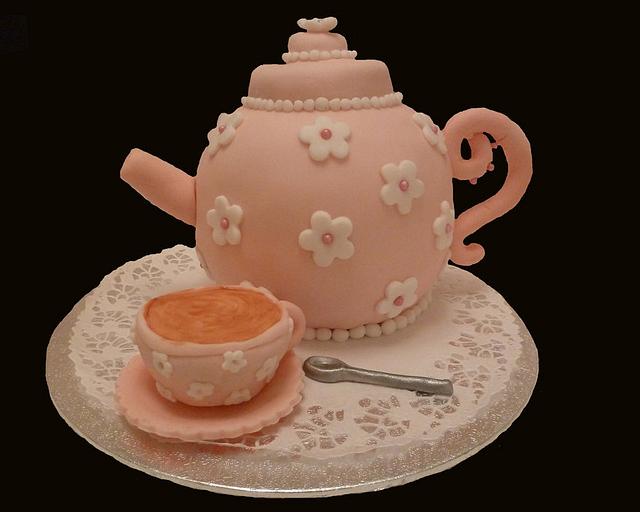 My first attempt at a teapot cake Decorated Cake by CakesDecor