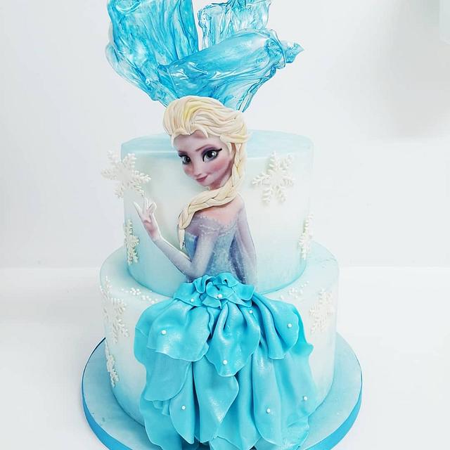 Frozen reine des neiges - Decorated Cake by Nohadpatisse - CakesDecor