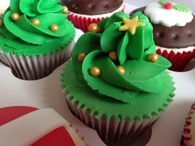 Christmas cupcakes - Cake by Carolyn - CakesDecor