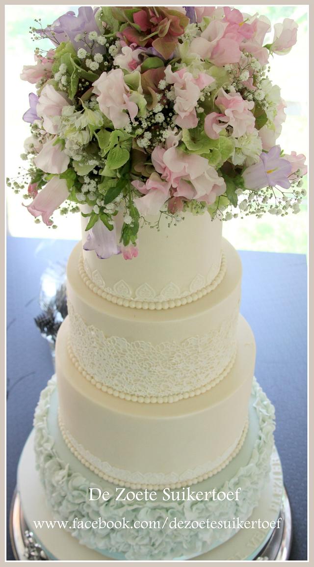 Wedding cake with lace and real flowers.... Cake by De CakesDecor