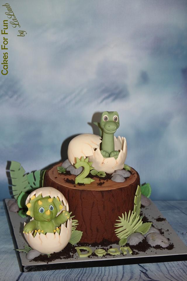 Green baby dino's cake