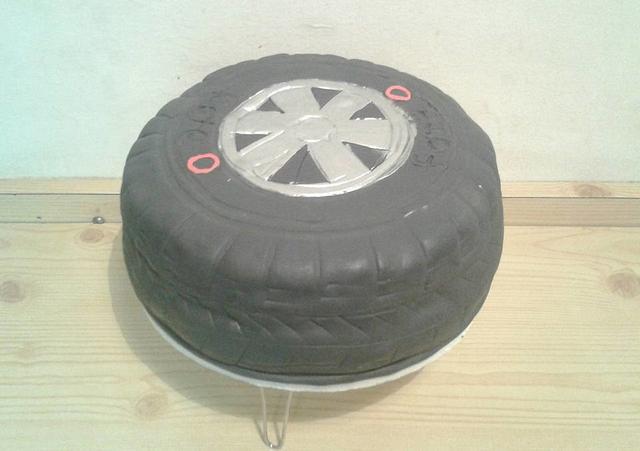 car wheel - Cake by Gisela GaÃ±an - CakesDecor