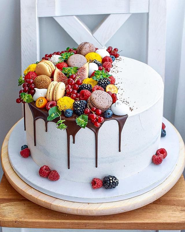 Drip fruits cake - Decorated Cake by Cakes Julia - CakesDecor