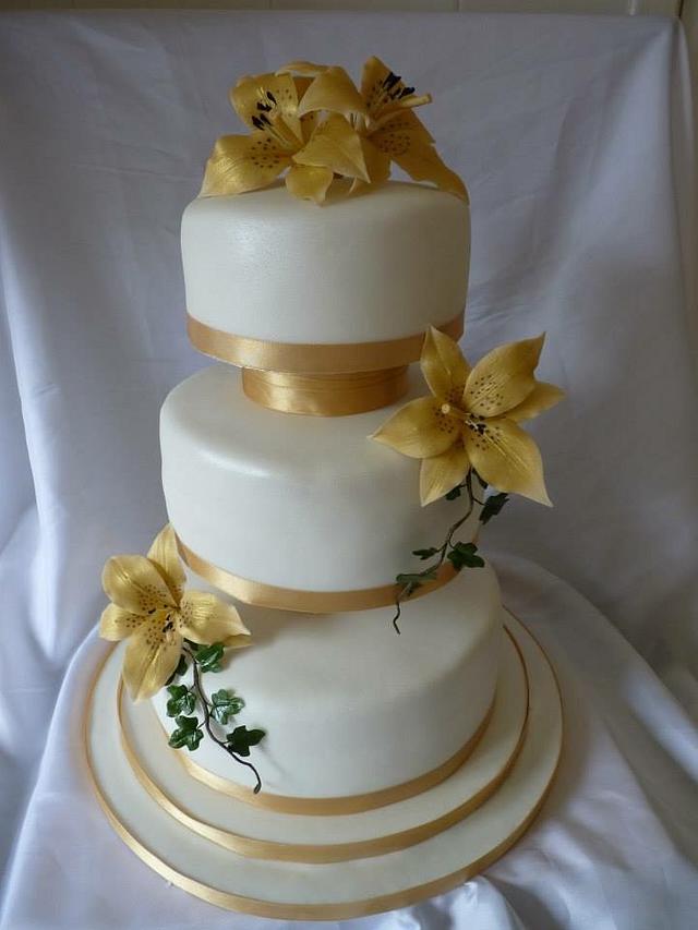 Golden lily - Decorated Cake by Chloes Cake Creations - CakesDecor