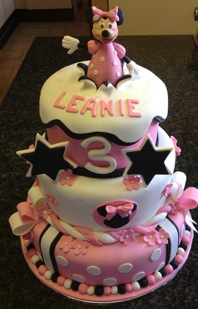 Minnie Mouse Cake cake by Koek Krummels CakesDecor