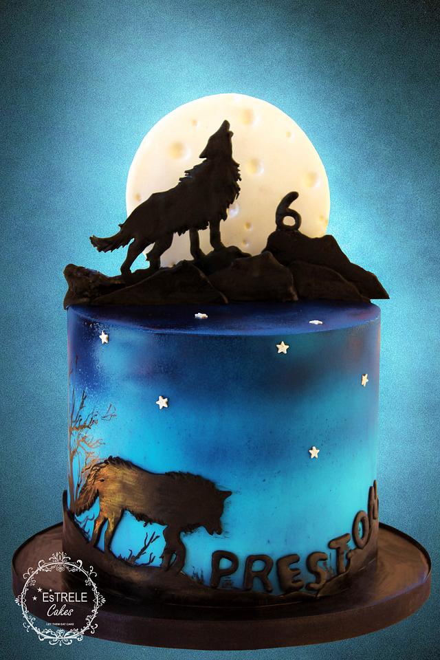 Wolf pack baby shower cake. The moon is from fondant, but the topper was  provided by grandma. Was a big hit! All the rest is buttercream. :  r/cakedecorating