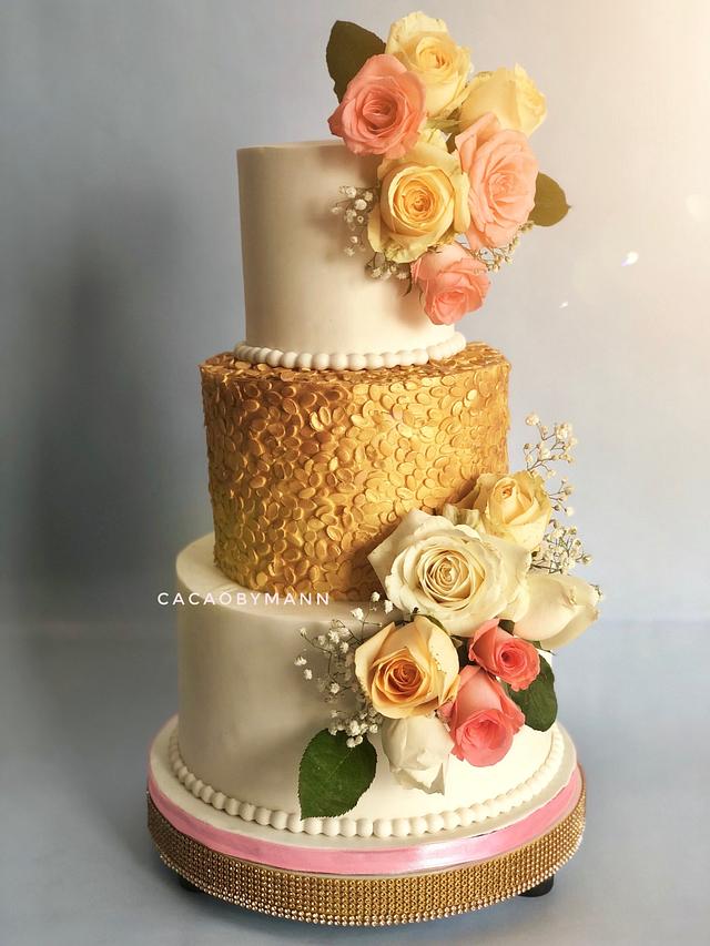 White and Gold - Decorated Cake by cacaobymann - CakesDecor