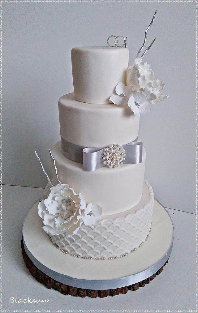 Wedding cake in white and silver