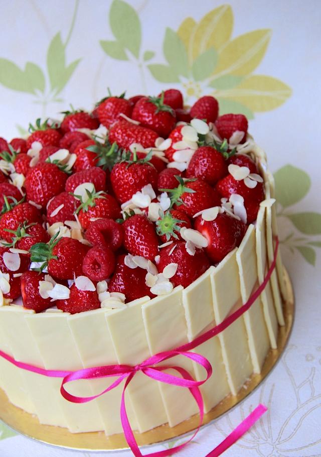 Strawberry Cake Decorated Cake By Veronica22 CakesDecor   Bvrhk0jchvisdjpi0nrr 