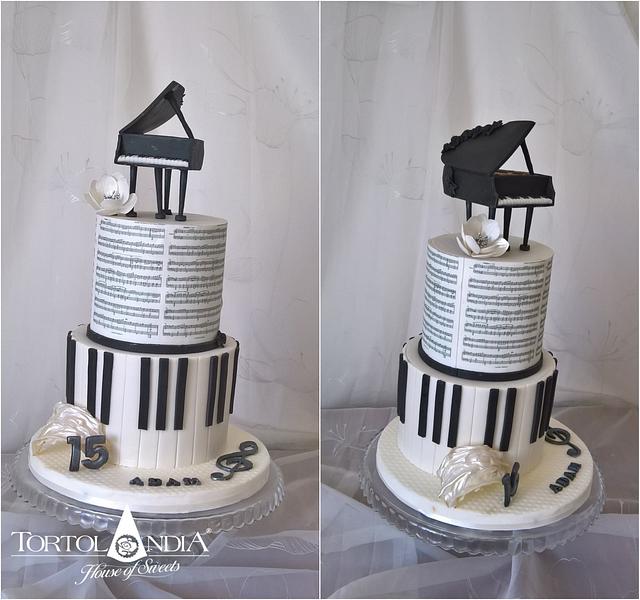Music & piano cake