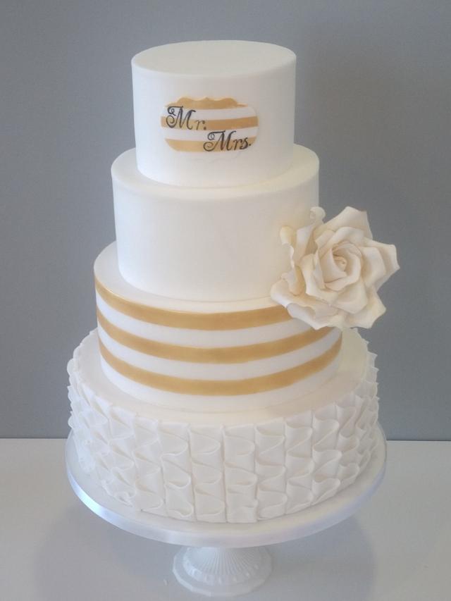 A golden touch - Decorated Cake by Nans Bakery - CakesDecor