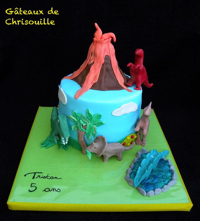 Dinosaure - Decorated Cake by Gâteaux de Chrisouille - CakesDecor