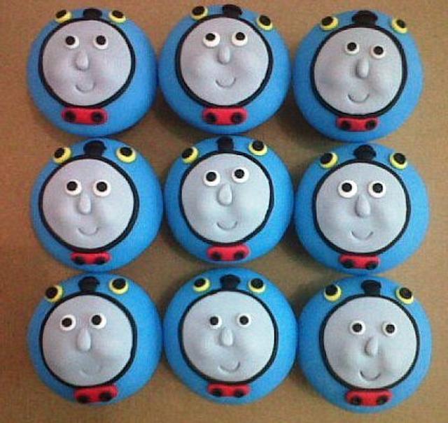 thomas the tank engine cupcakes - Decorated Cake by - CakesDecor