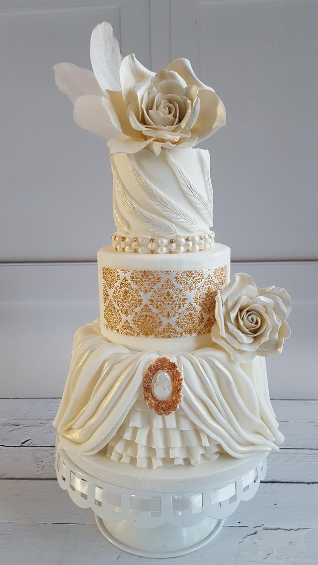 White gold weddingcake. - Cake by Yvonne - CakesDecor